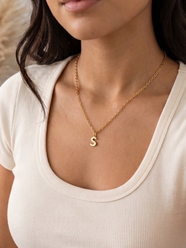 Detalle del Collar con Inicial Personalizable