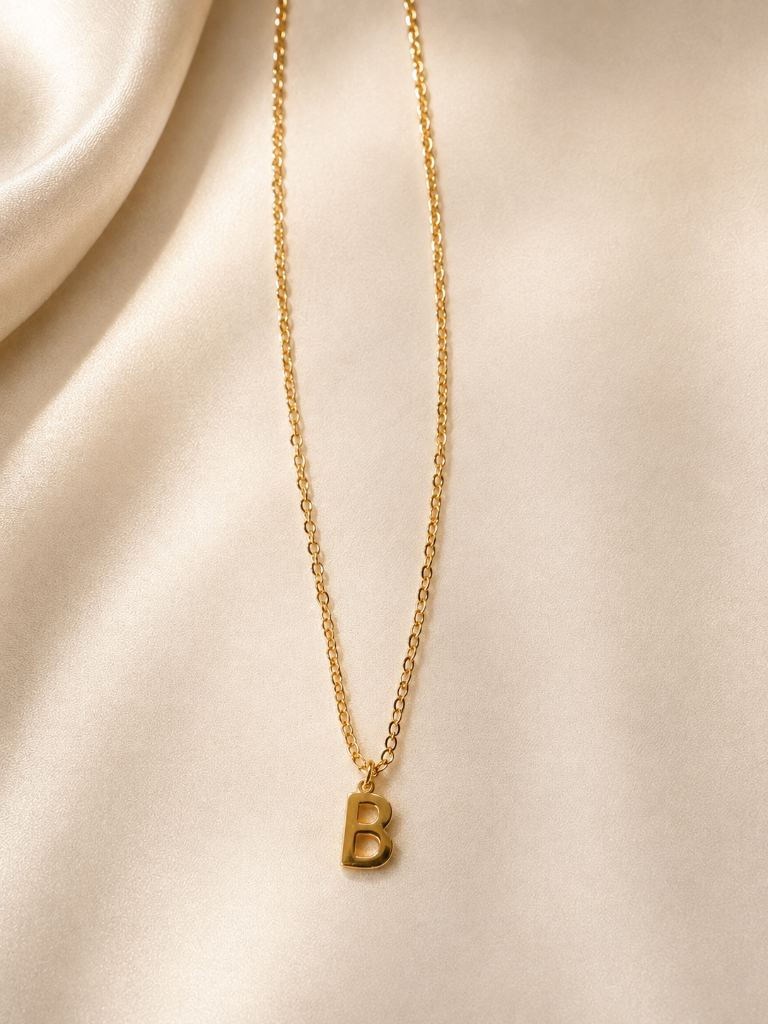 Collar con Inicial Personalizable en uso