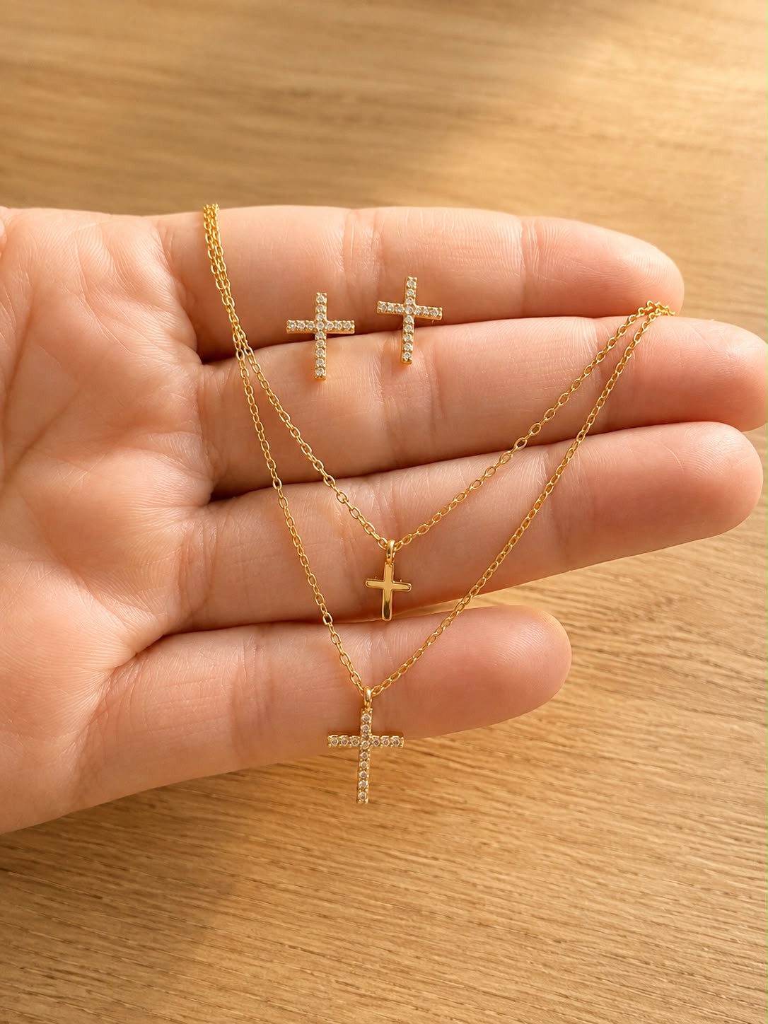 Detalle del Set Cruz de Collares y Aretes