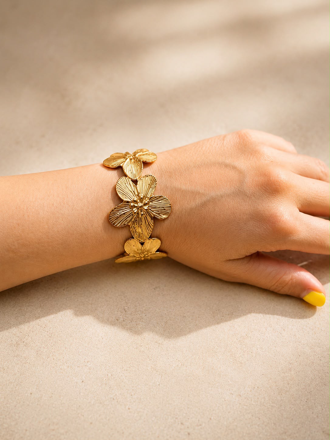 Brazalete Floral de Metal