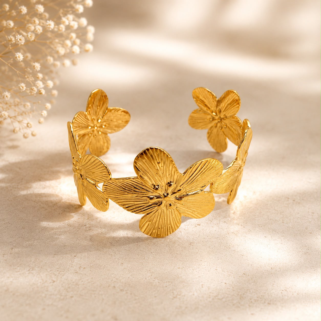 Detalle del Brazalete Floral de Metal