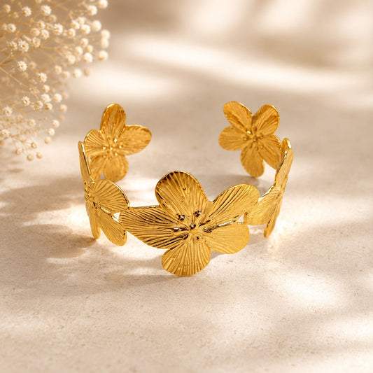 Detalle del Brazalete Floral de Metal