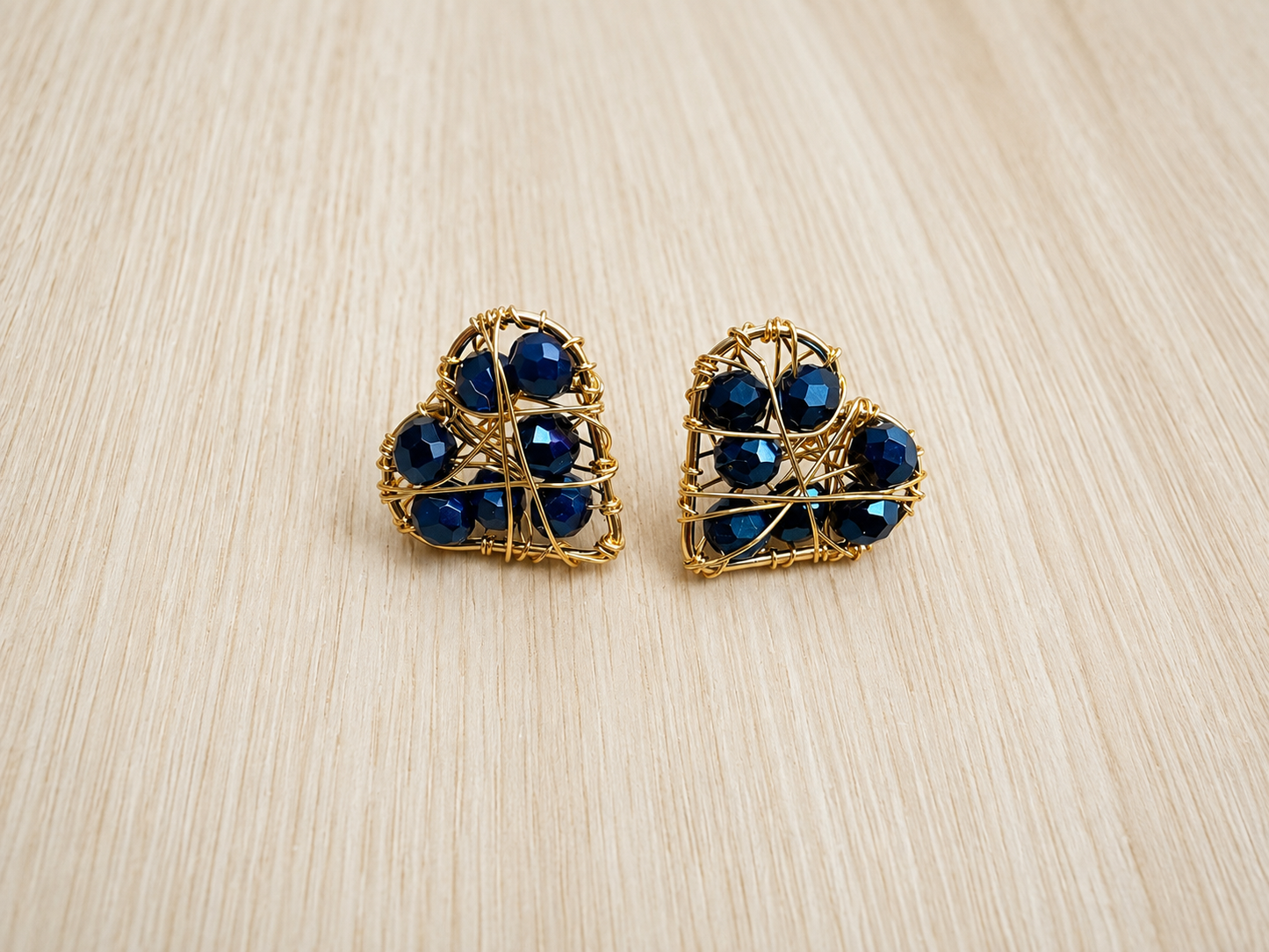Detalle de Aretes de Alambrismo con Cristales